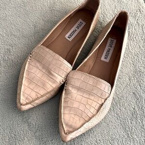 Beige alligator pattern leather loafers in size 6